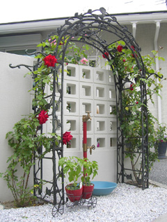 ガーデンパン(立水栓)を取り囲むように配置し、バラを絡ませました。