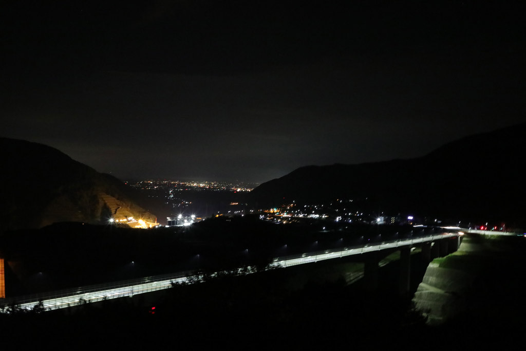 夜の大橋、立野の街や左下には大津町の灯が見えます