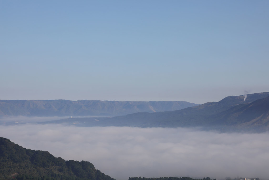 裏阿蘇の雲海です、遠くに外輪が見えています、白煙は温泉の蒸気です